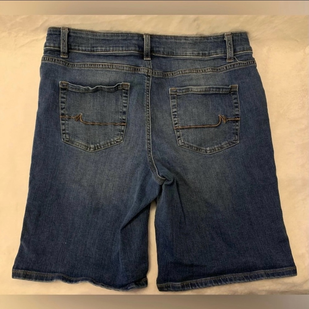 Maurices mid-rise m jeans Denim Shorts - Picture 3 of 4